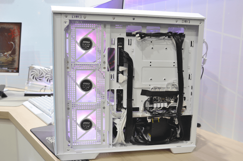 右側面パネルを開くとコネクタやケーブルが見える。裏面配線が前提なら確かに作業しやすそう