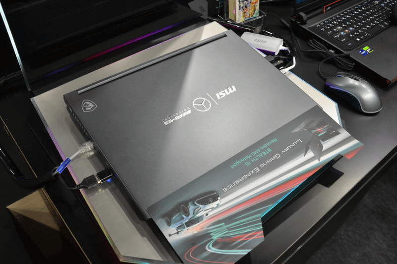 こちらも先日発売された、Mercedes-AMG MotorsportとのコラボノートPC「Stealth 16 Mercedes-AMG Motorsport A13V」。背面のデザインがとても強い