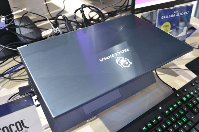 表面加工がヘアライン調で、光の反射が美しい