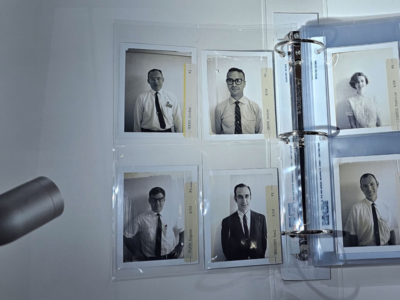 Intelの初期の社員写真、アンディ・グローブ氏は社員番号4番だったことがわかる。隣のゴードン・ムーア氏は2番