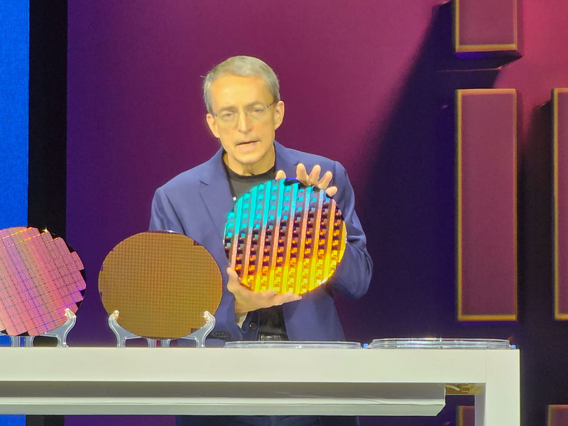 IFS向けに利用されるウェハを紹介するパット・ゲルシンガーCEO