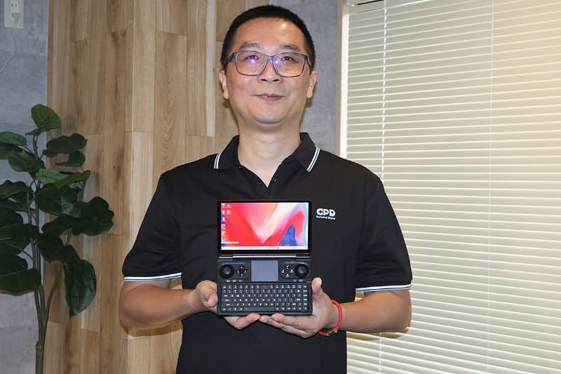 WIN Miniを手にするWade CEO