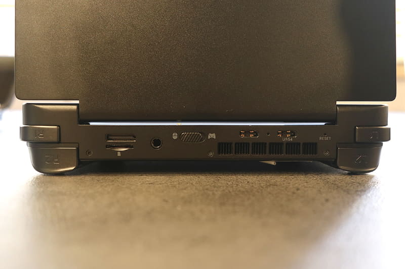 背面のインターフェイス。今回USB Type-Aポートはないが、OCuLinkは搭載しているのがポイント。L/Rボタン類は結構小さくなっているのが分かる