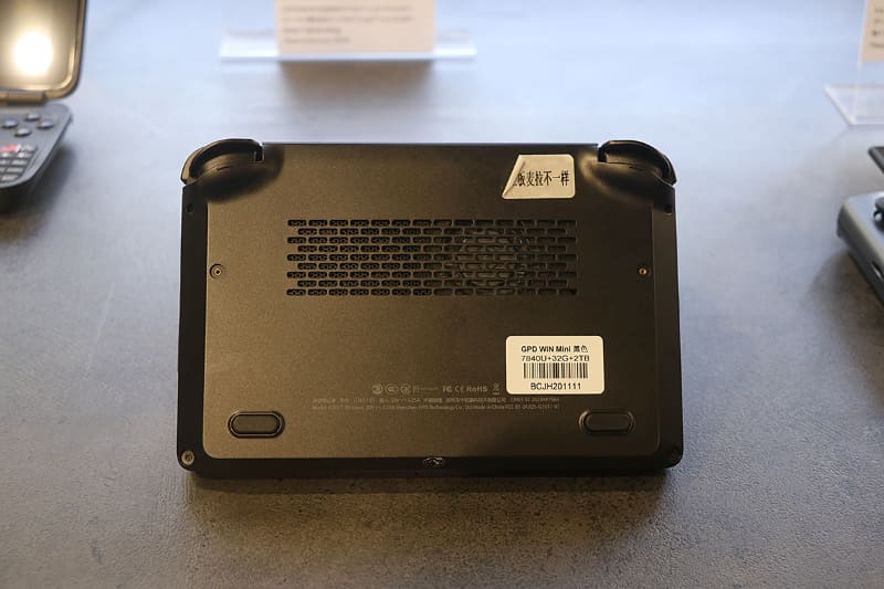 底面。WIN Maxシリーズの底面をギュッと小さくした印象だ