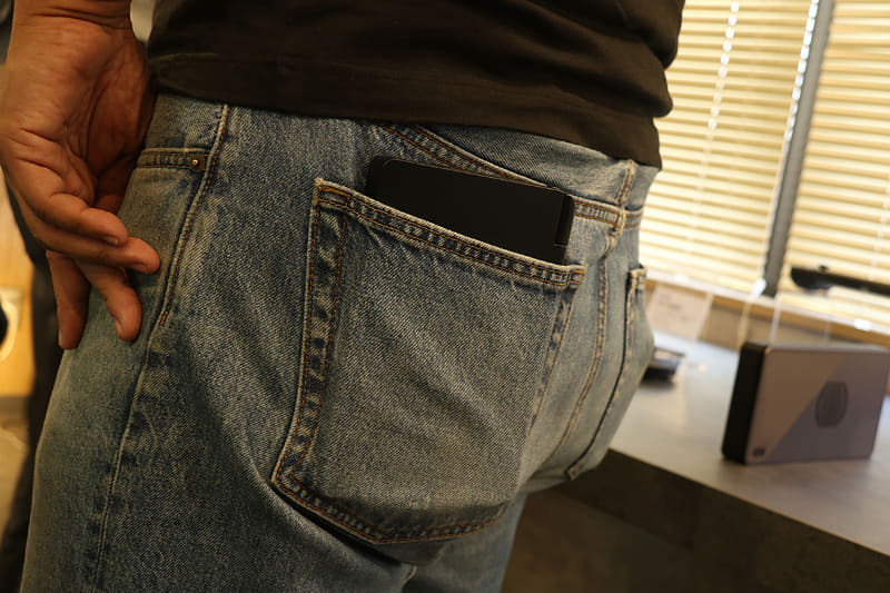 ジーンズのおしりのポケットにもスッと入るという、どこかの広告で見たシーンを再現