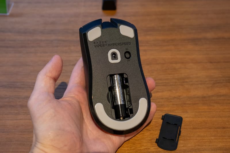 底面。単3形乾電池1本で動作する