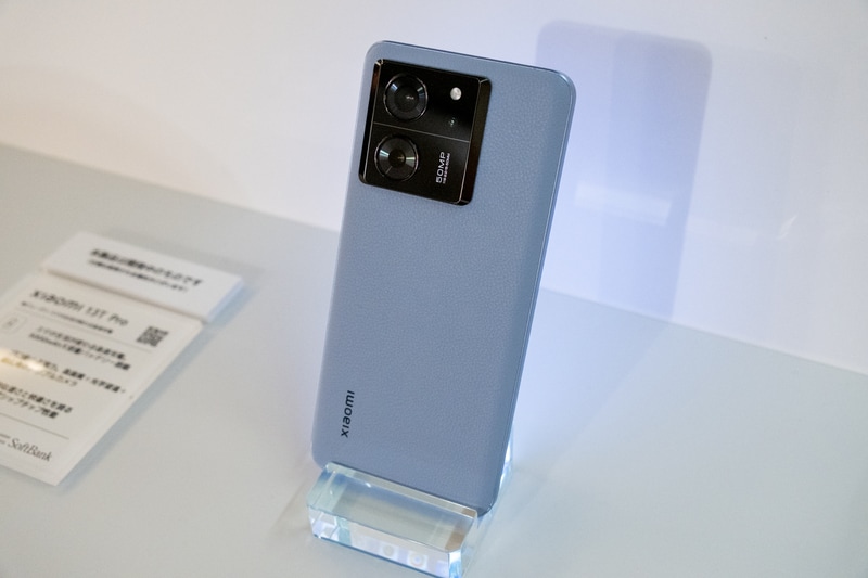 ヴィーガンレザーを背面に使用したアルパインブルー