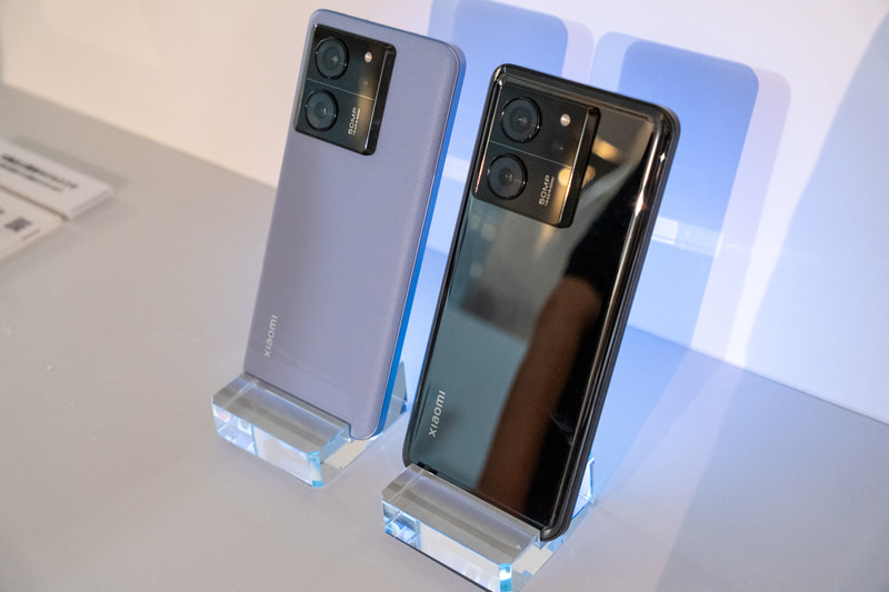 ブラックとメドウグリーンの背面は光沢感のあるガラス