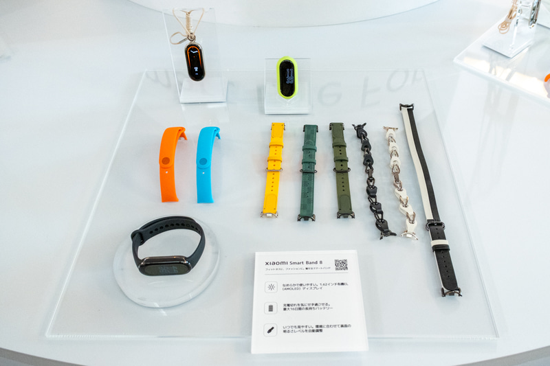 本体(左下)と各種ストラップ