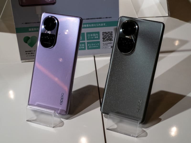 OPPO Reno10 Pro 5G グロッシーパープル(左)、シルバーグレー(右)
