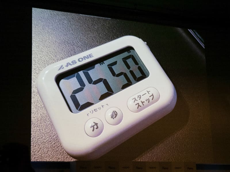 発表会中にReno10 Pro 5Gの充電に関するライブパフォーマンスを実施。約26分で満充電となった。