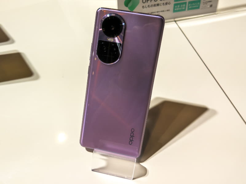 グロッシーパープル。背面は光沢仕上げ