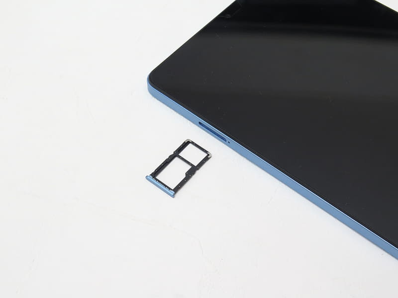 SIMトレイ。うち1つはmicroSDカードスロット兼用