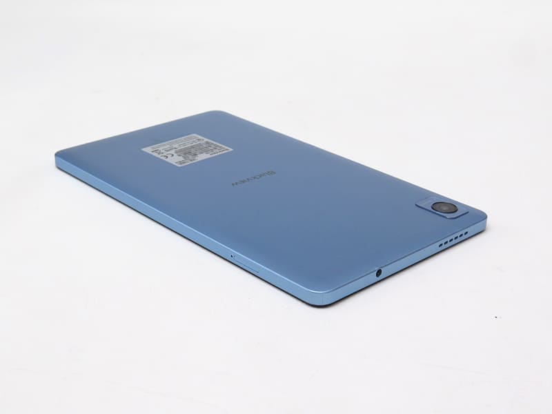 左/上側面。SIMトレイと3.5mm音声入出力、スピーカーホールが見える