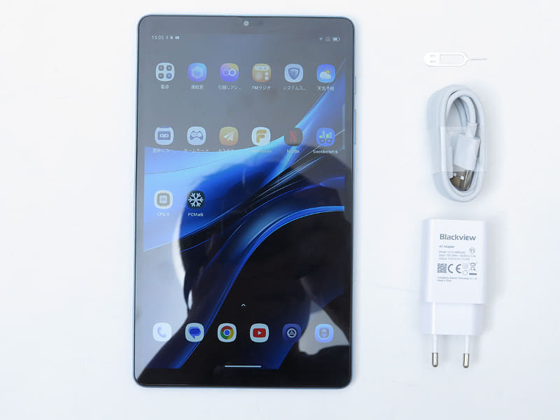 パッケージ付属品はSIMトレイピンとACアダプタ(写真は海外仕様)、説明書とシンプル