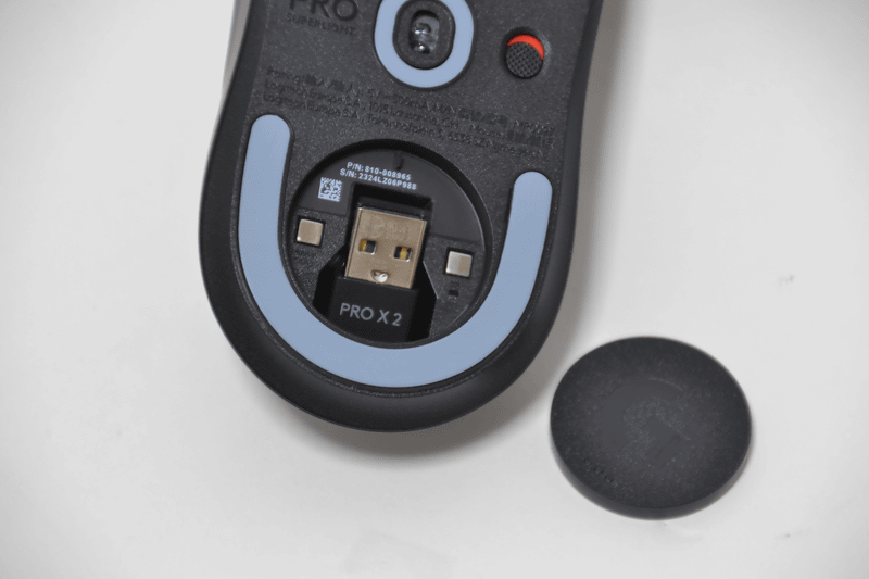 裏のカバーを外してUSBドングルを収納できる