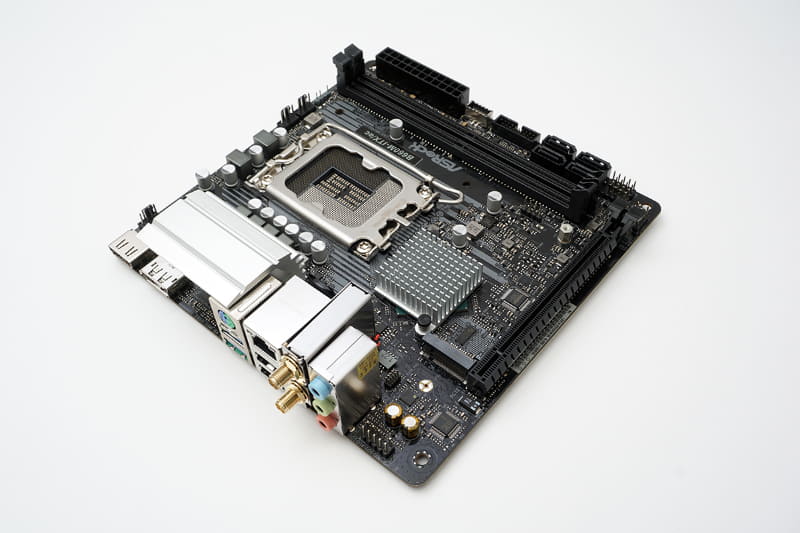 マザーボードはASRockのASRock B660M-ITX/acにした。実売価格は2万2,000円前後