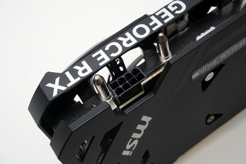 補助電源として8ピンの接続が必要となる