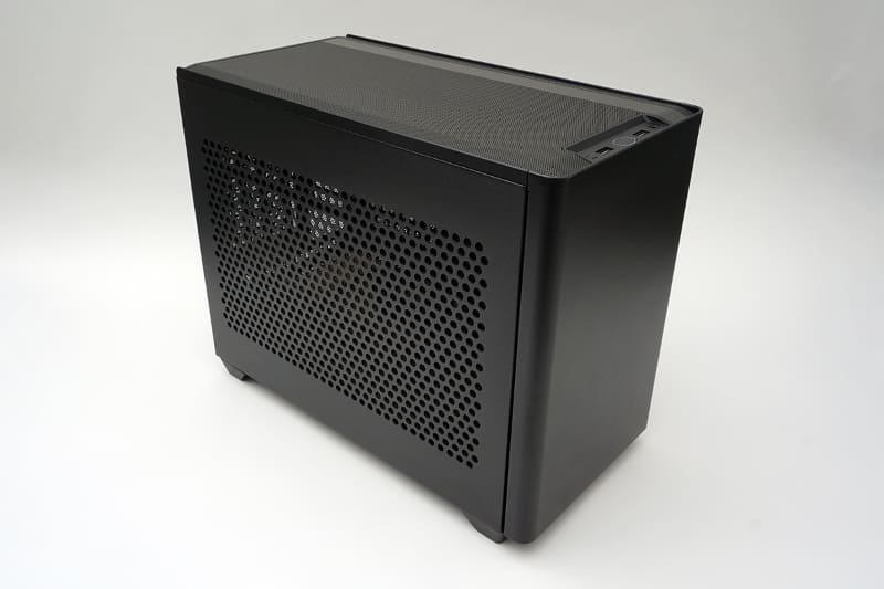 PCケースはCooler MasterのMasterBox NR200Pを選択。カラーは今回のブラックをはじめ、ホワイト、ピンクも存在する。実売価格は1万3,000円前後と手頃