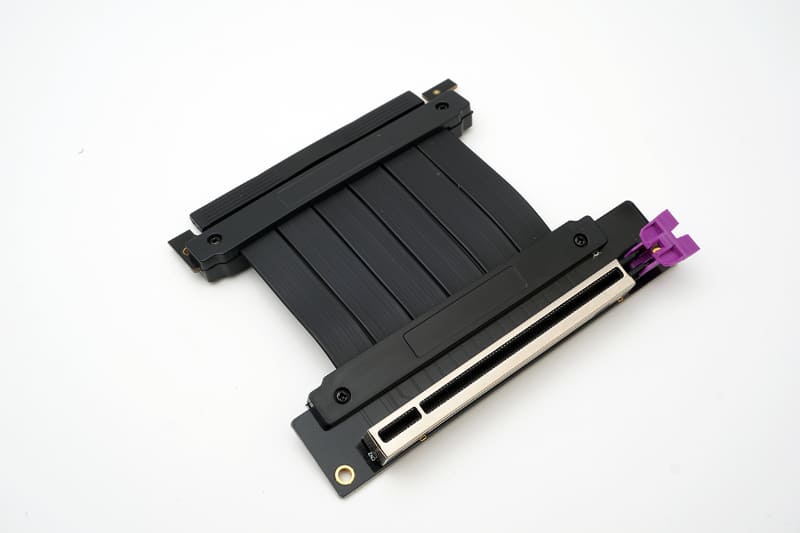 ライザーケーブルも付属しており、ビデオカードを縦置きにすることも可能だ