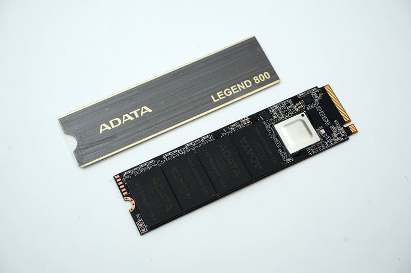 SSDはADATAのLEGEND 800 ALEG-800-2000GCS。M.2タイプで接続はPCI Express 4.0 x4。実売価格は1万1,000円前後と2TBモデルとしては非常に低価格。薄型ヒートシンクも付属