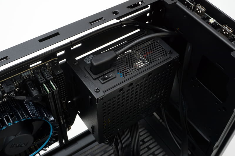 今回のPCケースは電源ユニットを前面側に固定する。電源コネクタを背面側に引き出すためのケーブルを接続し、電源のスイッチをあらかじめオンにしておく