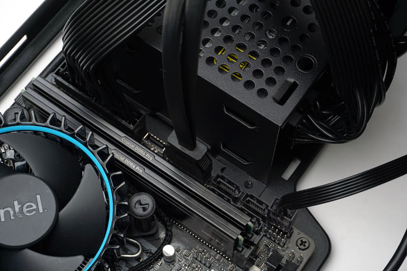 ケース内部には余裕があるため、USBやスイッチ類など細かなケーブル接続もすんなり行なえる