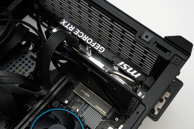 PCケースはカード長330cmまで対応。今回のビデオカードは199cmなので余裕だ