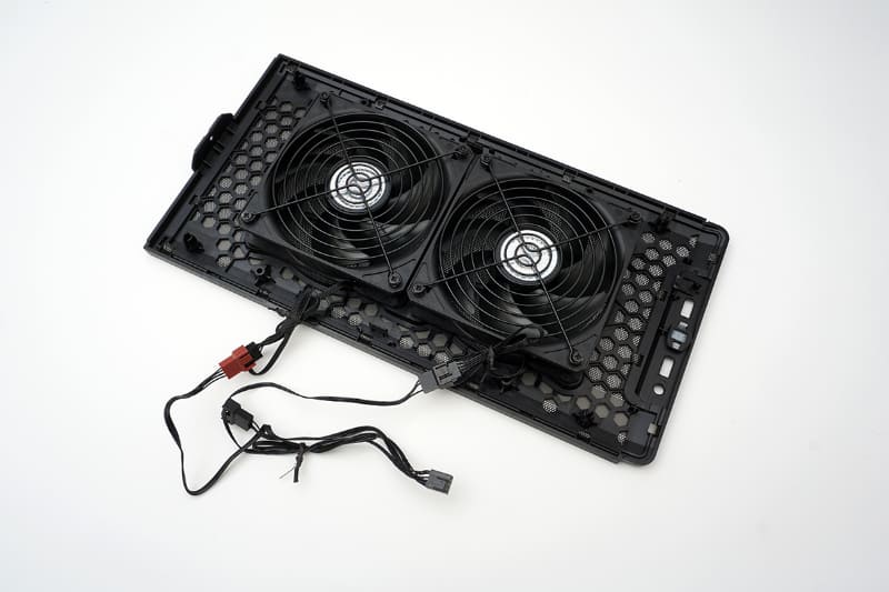 付属のファンは天面パネルに排気方向で設置する。2本の電源ケーブルを1本にまとめるケーブルも付属する