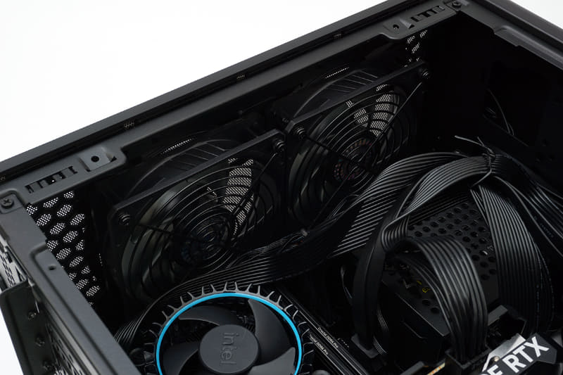 ファンにはガードがあるので、ケーブルを巻き込む心配がないのはナイスだ