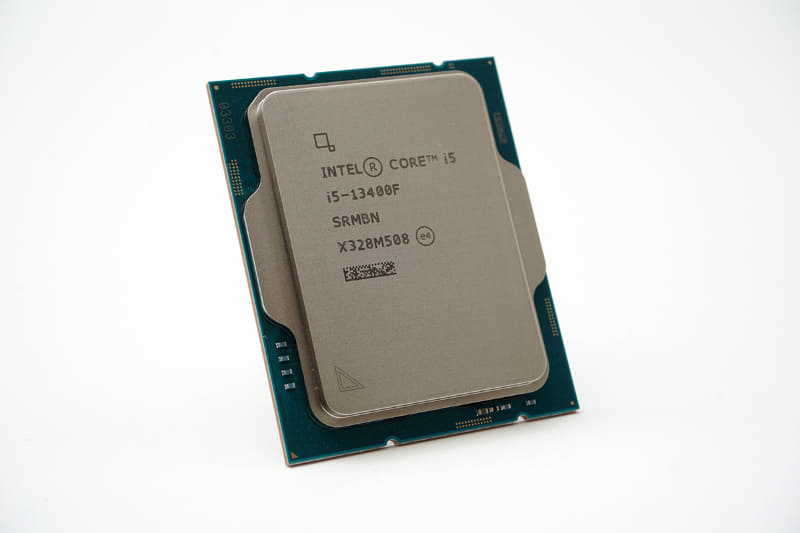 Core i5-13400F。10コア/16スレッドで実売価格は3万2,000円前後。低価格10コアCPUとして人気だ