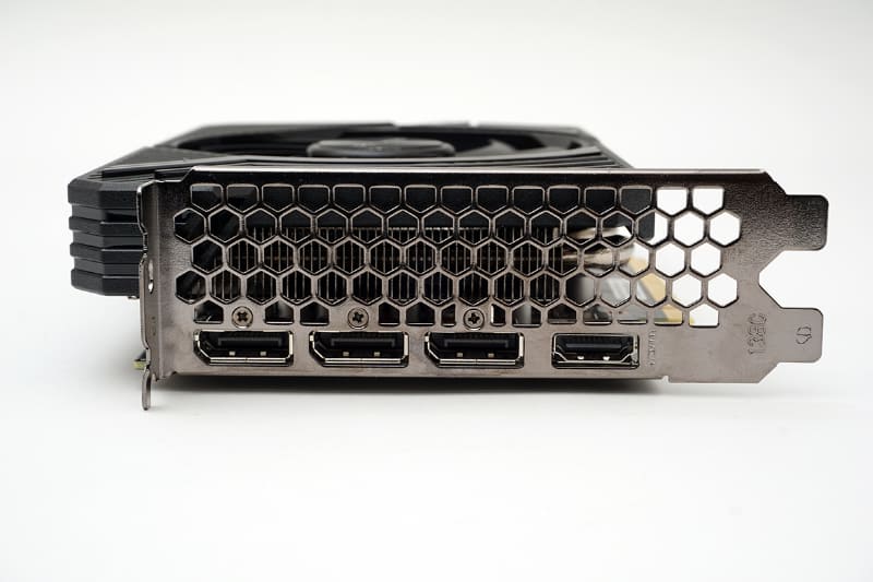 映像出力は映像出力はDisplayPort 1.4×3、HDMI 2.1×1で補助電源は8ピン×1