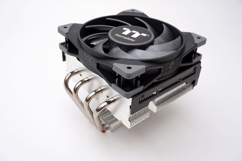 ThermaltakeのTOUGHAIR 110。12cm角のファンを備えるトップフロー型のCPUクーラーだ。実売価格は5,000円前後