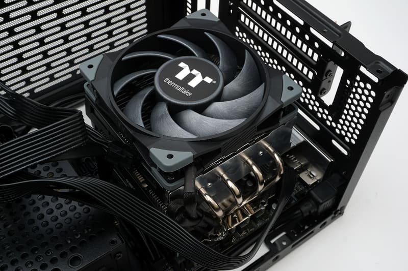 実際に組み込んだところ。高さにはまだ余裕があるとは言え、リテールクーラーに比べるとかなり大型になるので、かなり詰まった印象になる