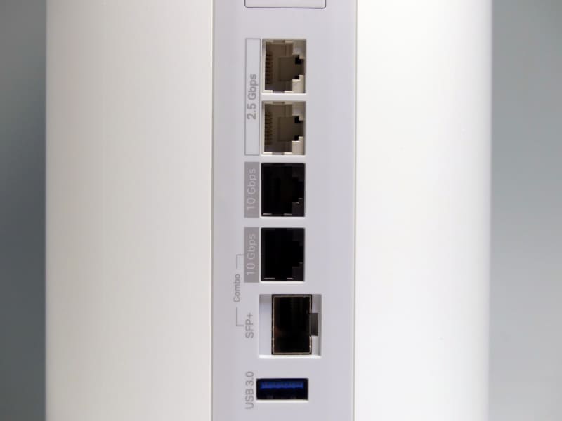 Deco BE85は10Gbps×2と2.5Gbps×2を備える