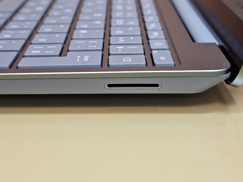 本体の右側面、Surface Connect端子