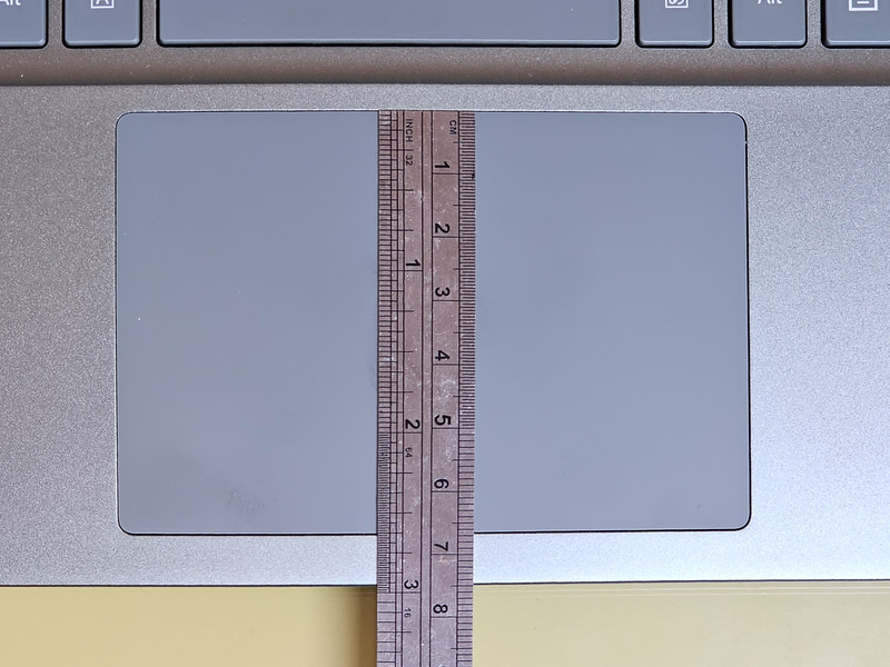 タッチパッドは100×66mm