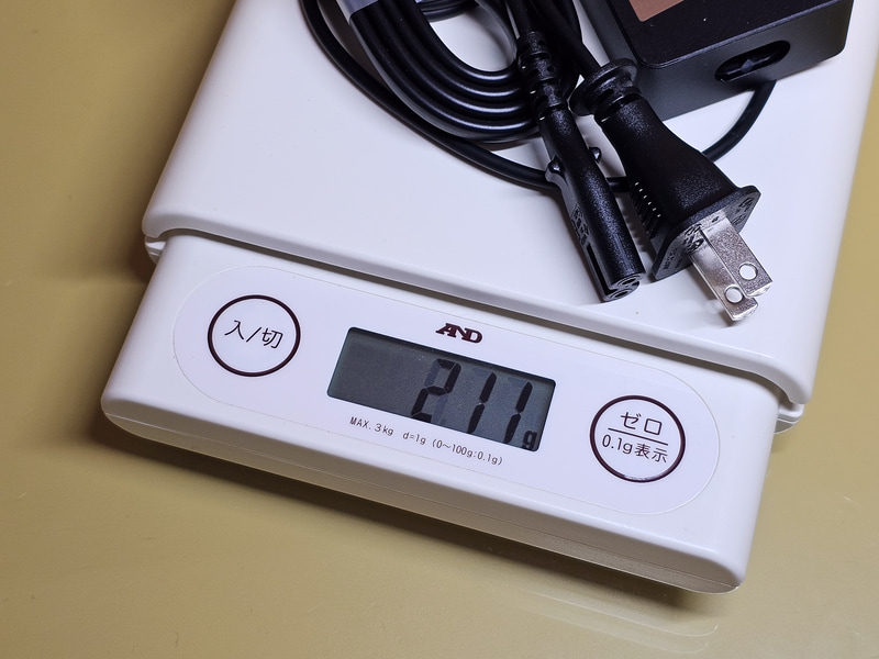 アダプタは39W、211g