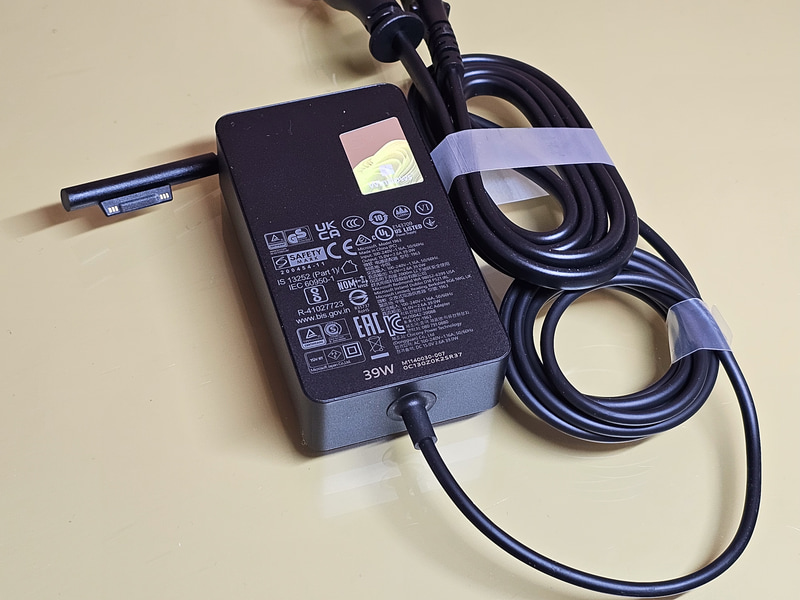 アダプタは39W、211g