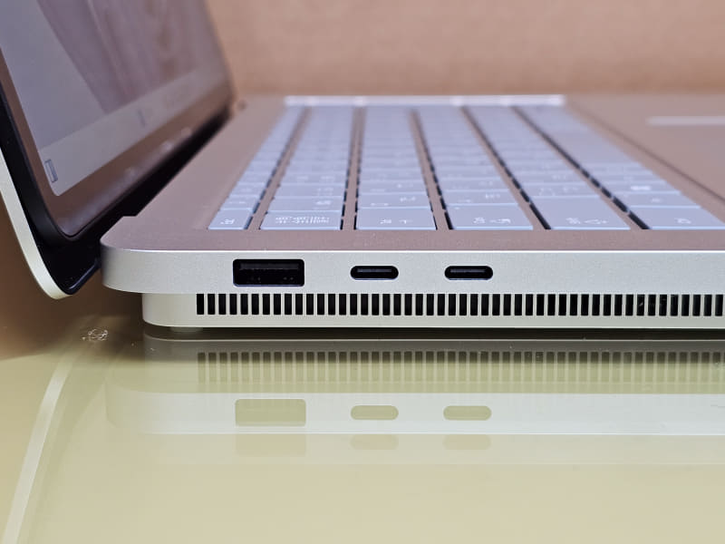 本体の左側面にはThunderbolt 4端子が2つと、初代にはなかったUSB Type-A端子が1つ追加されている