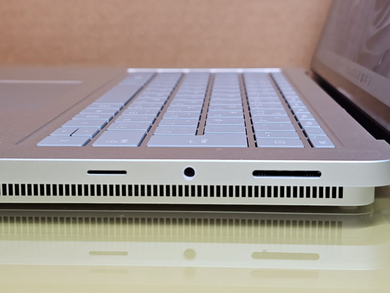 本体の右側面には、microSDカードスロット、ヘッドフォン端子、Surface Connect端子(ドック、専用ACアダプタ用)。初代にはなかったmicroSDカードスロットが追加されている