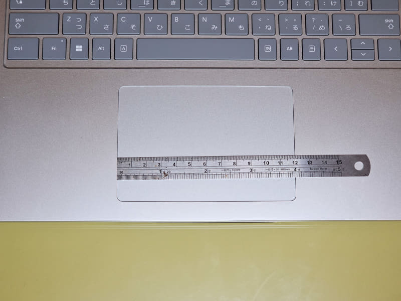 タッチパッドも12×8cmと同じサイズ