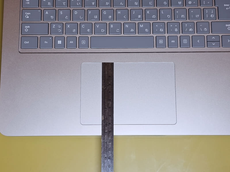 タッチパッドも12×8cmと同じサイズ