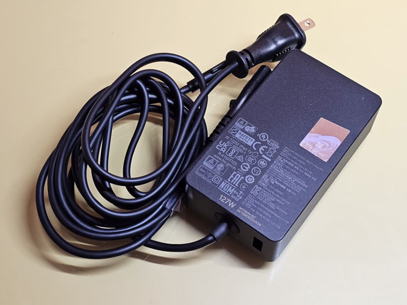 付属のACアダプタは127Wとやや供給できる電力が増えている