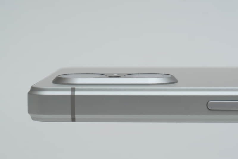 背面カメラの突起は約1.5mmと大きく、テーブルに置いた場合にはぐらつきが気になる