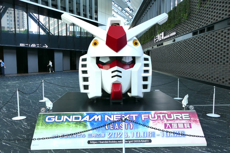 「GUNDAM NEXT FUTURE EAST」。会場は新宿・住友ビルの三角広場。入場無料