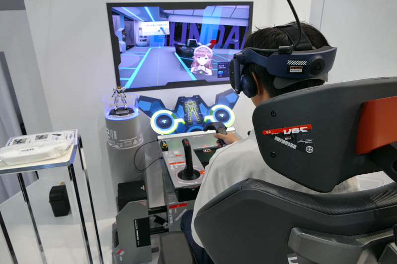 VRゴーグルをつけてガンプラバトルを楽しめる。©創通・サンライズ ©創通・サンライズ・MBS