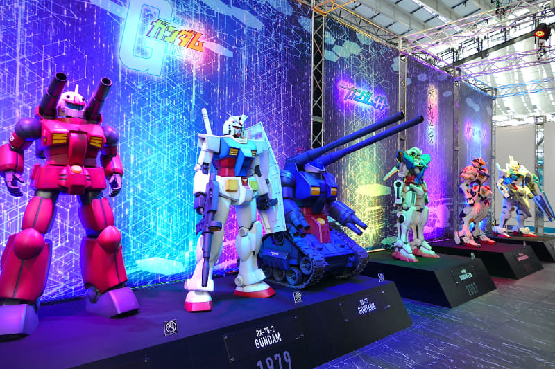 エントランスでは1m強サイズのガンダム立像がお出迎え。©創通・サンライズ ©創通・サンライズ・MBS