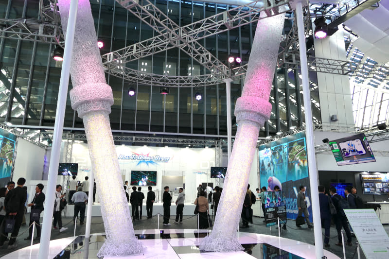 ガンダムビームサーベルモニュメント。約4000枚のランナーを使用。©創通・サンライズ ©創通・サンライズ・MBS