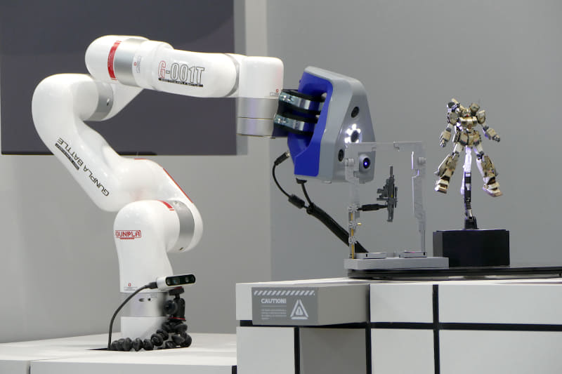 ロボットを使ってガンプラをスキャン。©創通・サンライズ ©創通・サンライズ・MBS